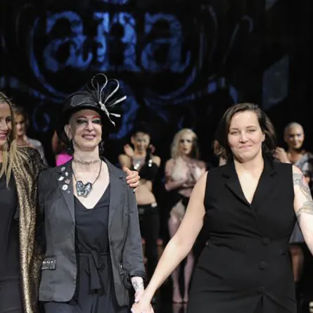 عرض أزياء للناجيات من سرطان الثدي في نيويورك