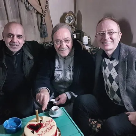 بالصور .. مصطفى الخاني يحتفل بعيد ميلاد دريد لحام في منزله