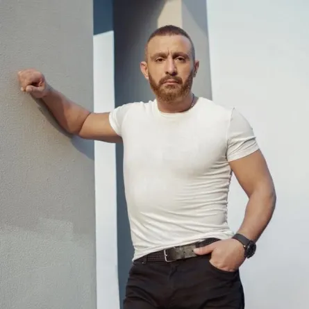 بالصور: أحمد السقا يحتل بمفرده بوستر "هبوط اضطراري"