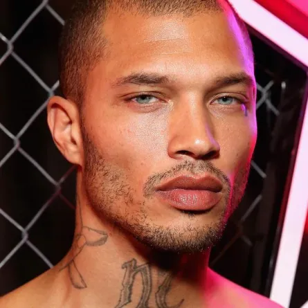 ملك جمال المجرمين يقدّم أول عرض أزياء له أمام مادونا وكيلي جينر