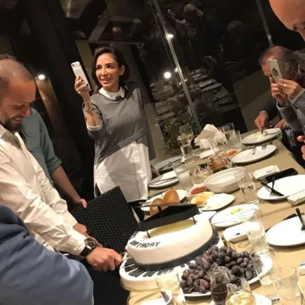 بالصور: قالب حلوى على شكل "بيانو" في ذكرى عيد ميلاد ميشال فاضل