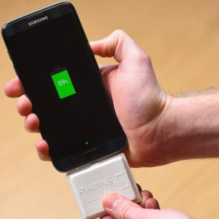 بطاريّة عمليّة ورخيصة لشحن الهاتف تُستخدم مرّة فقط