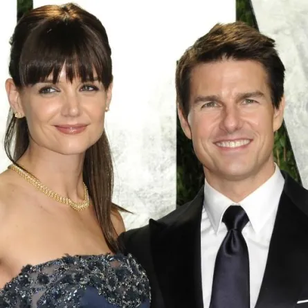 رغم القطيعة..كايتي هولمز تواسي طليقها توم كروز بوفاة والدته