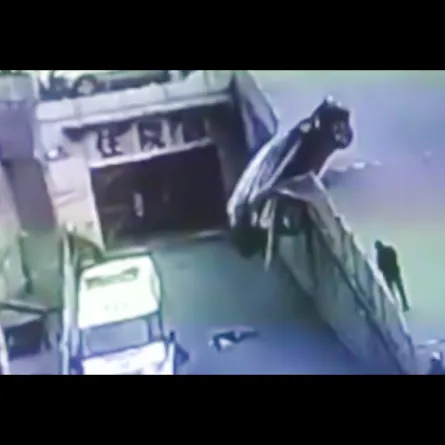 بالفيديو: العناية الإلهيّة تُنقذ الوالدة وطفلَها من الموت