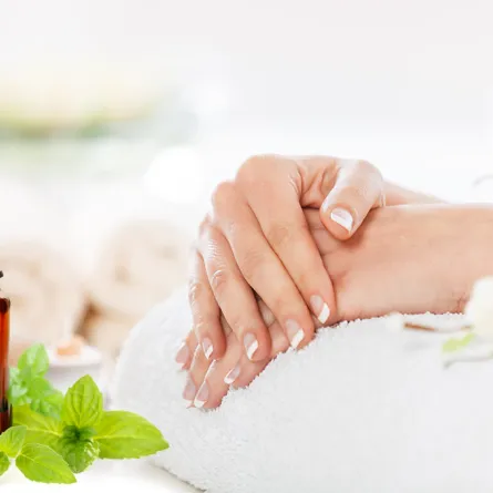 فوائد زيت النعناع للأظافر وللشعر