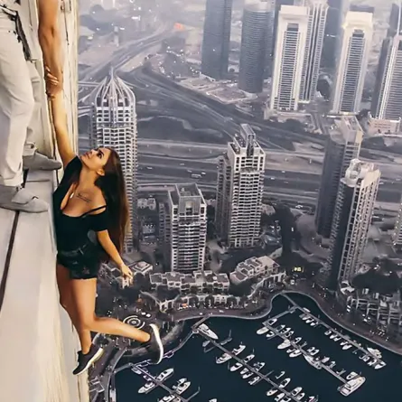 عارضة روسية تتدلى من فوق إحدى أعلى ناطحات السحاب لالتقاط صورة!