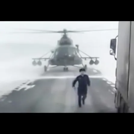 فيديو يُظهر قائد مروحيّة عسكرية يهبط في الشارع ليسأل عن الطريق