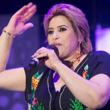 الفنانة المغربية نجاة اعتابو توضح حقيقة اعتقالها بمطار لندن