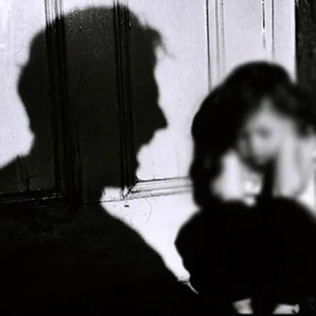 جريمة بحق الإنسانية... والد يعنّف طفليه بأبشع الوسائل وبمشاركة ابنته وزوجته