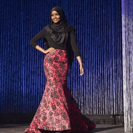 العارضة المحجبة حليمة عدن تخطف الأنظار في عرض أزياء كانيي ويست