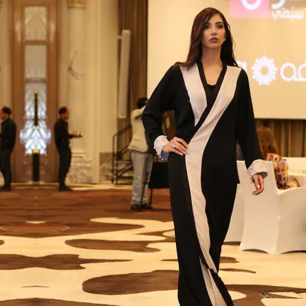 عباءات مفعمة بالرقي والانوثة من "عفة الدباغ" في عروض سيدتي مول 2017