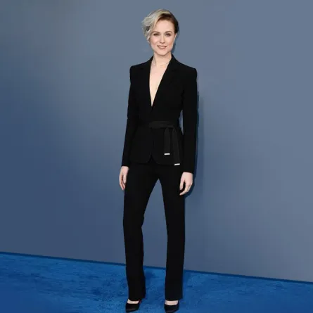 البدلة العصرية تستهوي النجمات على السجادة الحمراء