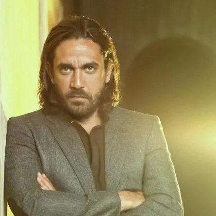 أمير كرارة يلقي النظرة الأخيرة على والده... اليوم