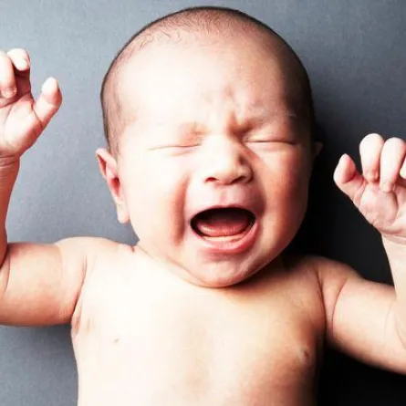 بالفيديو.. أم تلقي رضيعها في النهر وسائق أجرة ينقذه بأعجوبة