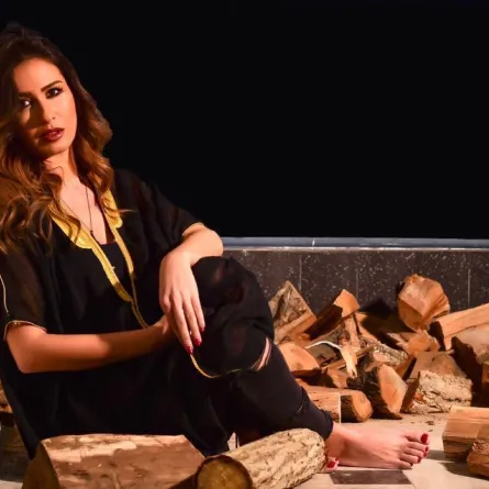 بالصور: ميسون أبو اسعد تتألّق بالعباءة العربية وتنتظر ترجمان الأشواق