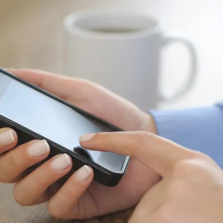 سجن زوج ضرب زوجته "مدمنة فيسبوك"