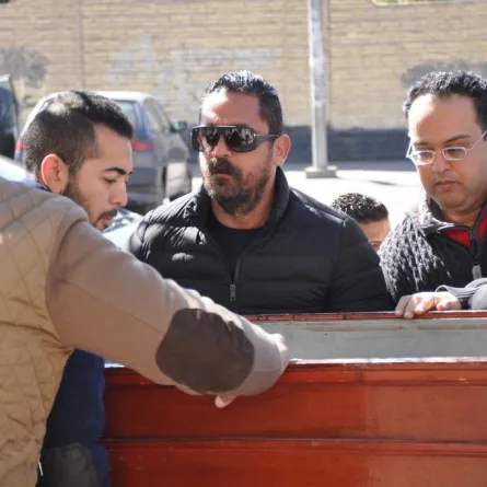 بالصور: أمير كرارة يُشيّع والده بحضور نجوم الفن