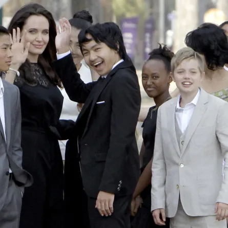 أنجلينا جولي وأولادها الستة في عرض فيلمها الجديد