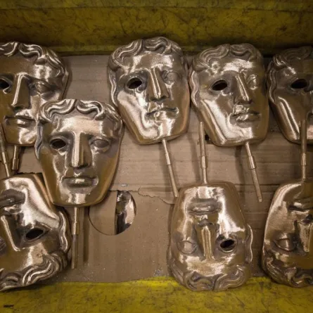 أين تصنع أقنعة جوائز البافتا؟