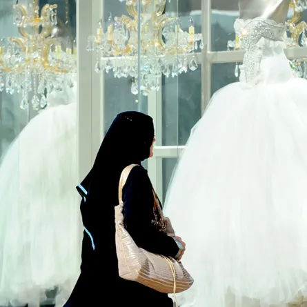 بالفيديو: تزوج عليها زوجها فاحتفل ابناها بها