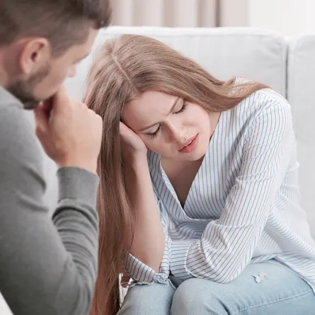 خطيبي يعيرني بماضيّ لكني أعشقه.. كيف أتصرف؟