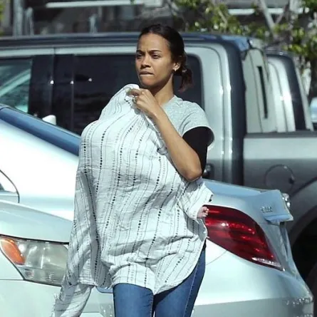 زوي سالدانا تنجب طفلها الثالث