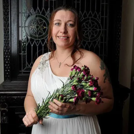 قررت الزواج من نفسها في عيدها الـ 40.. فستان زفاف وشهر عسل!