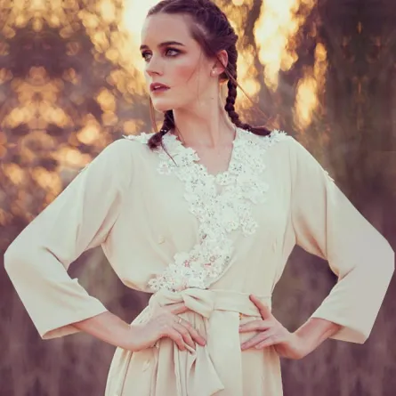 عبايات وجلابيات بألوان منعشة وجريئة