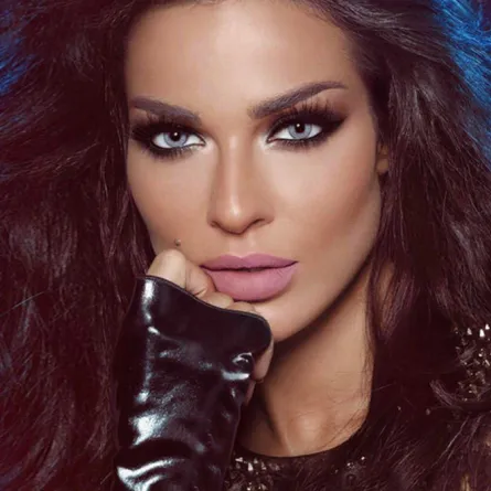 نادين نجيم تغيّر لون عينيها بالـ مكياج السموكي