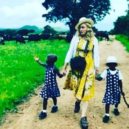 بعد تبنّي مادونا لطفلتين...الوالد يتهمها بالاحتيال