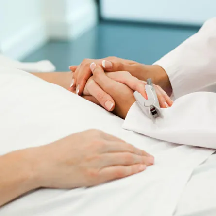 أمير حائل يكرم مواطناً تبرع لفتاة بكليته