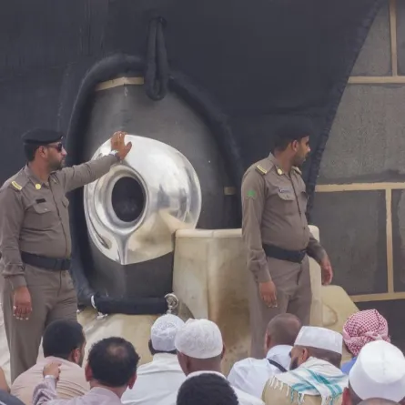 "الشورى" يطالب بتنظيم تقبيل "الحجر الأسود"