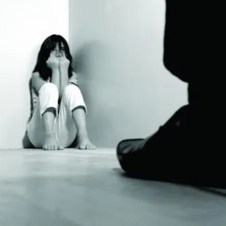 دعوى خلع لنجدة ثلاث بنات من والدهن.. يتحرش بهن ويهددهن بالذبح