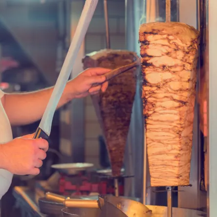 سرّ توزيع الكبدة والشاورما والسجق بالمجان