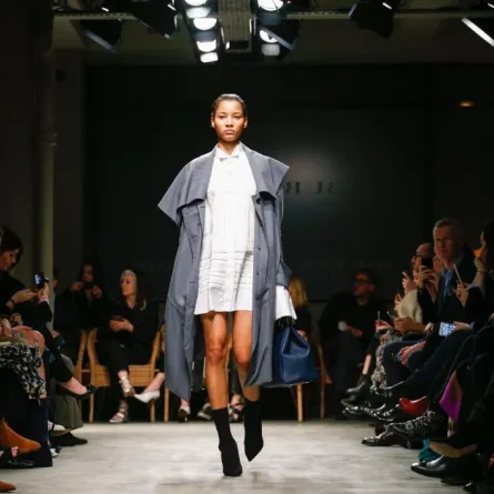 أبرز عروض اليوم الرابع من أسبوع الموضة في لندن لموسم خريف 2017!