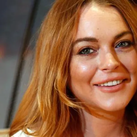 ليندسي لوهان تتعرض للتمييز العنصري... هكذا طُلب منها خلع حجابها