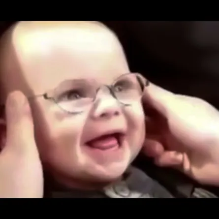 بالفيديو.. ردة فعل رضيع يرى أمه للمرة الأولى بعد ارتدائه النظارة