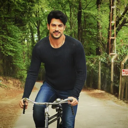 بوراك أوزجيفيت: تعرضت لوعكة صحية أدخلتني العناية المشددة 4 أيام