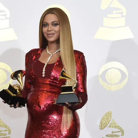 ملابس الشك والترتر على خطى النجمات