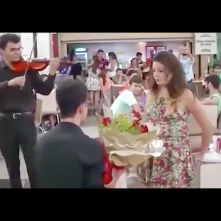 بالفيديو.. طلب الزواج منها بطريقة رومانسية فلقنته درساً قاسيًا