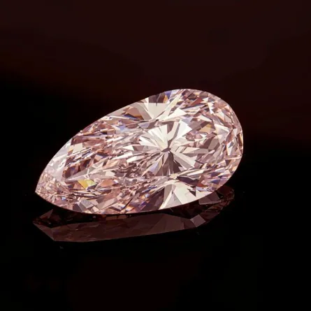 تاجر ألماس لبناني يكشف النقاب عن الماسة الأندر والأنقى في العالم