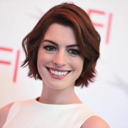 بالفيديو: قدرات خارقة للنجمة آن هاثاواي في Colossal