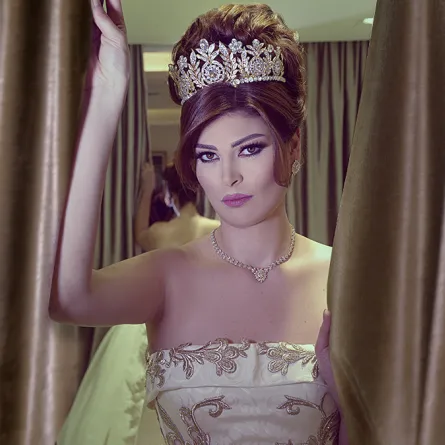 للعروس: مكياج يليق بفستان زفافك المطرز باللون الذهبي