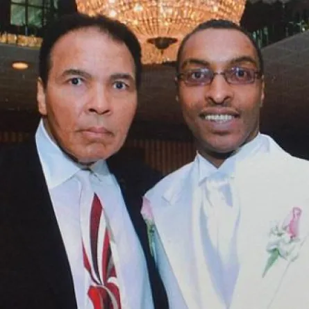 توقيف الإبن الوحيد للراحل محمد علي كلاي في المطار لأنه "مسلم"!