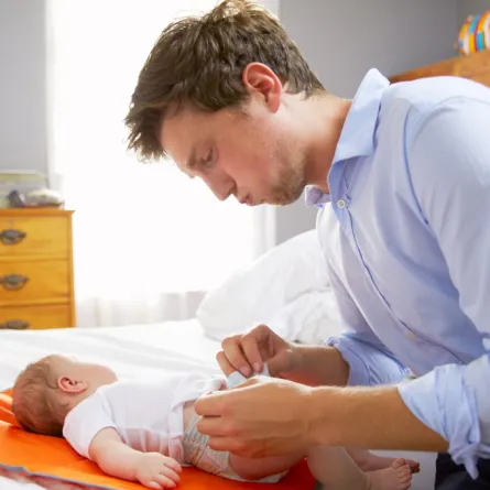 هذا ما يحدث للآباء عند تغيير الحفاض!