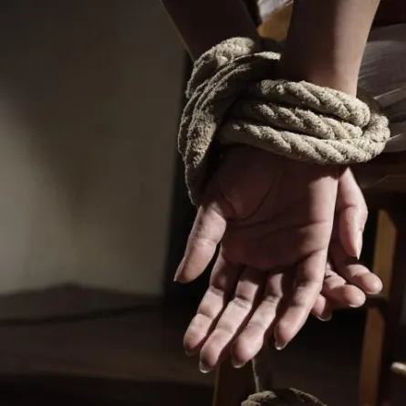 خطفها وقيدها في عقار مهجور.. والسبب عمّه