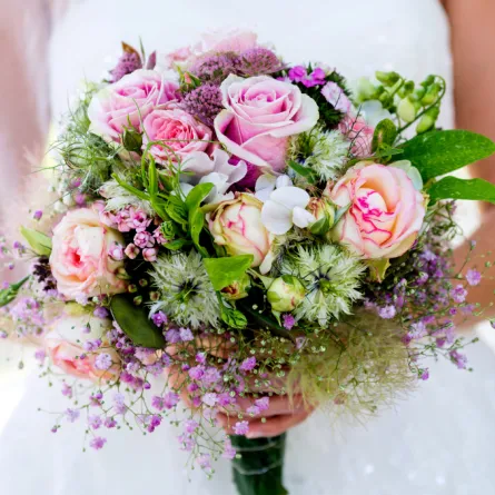 كيف تختارين ورود زفافك هذا الصيف؟