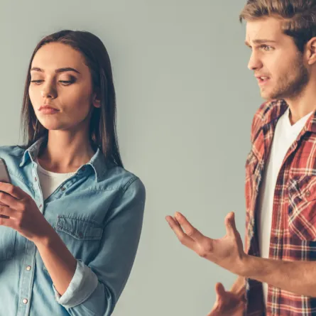 تزوج غيري ومازال يراسلني.. هل أتركه؟