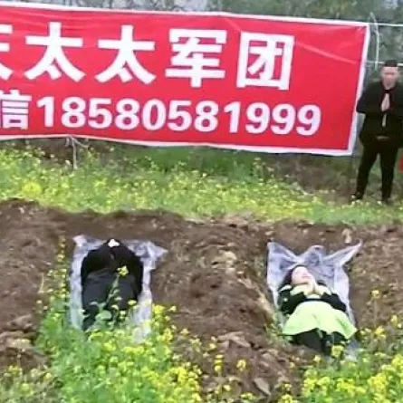 بالفيديو:"النوم في القبور" أحدث طريقة لتحسين الحالة النفسيّة للمطلّقات