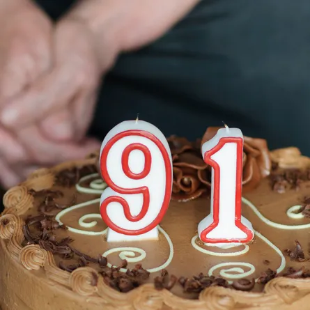 بالفيديو.. كيف احتفلت سعوديات بميلاد مسنة فوق السحاب؟